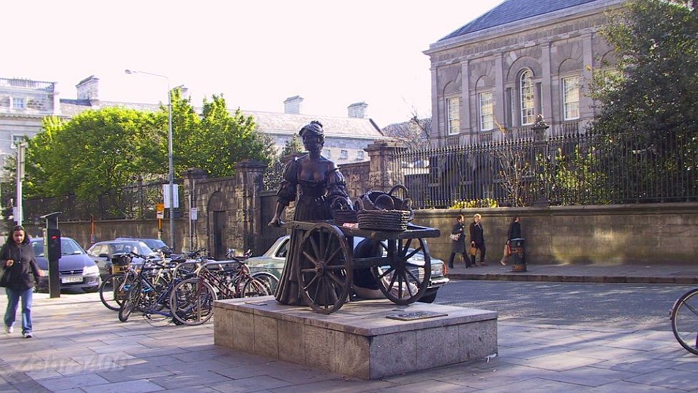 02-Molly Malone does her thing in the centre of Dublin.JPG